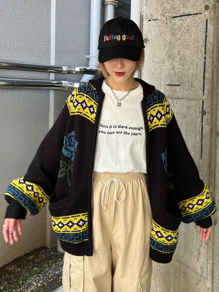 ブラック系のカーディガン/ボレロ、ホワイト系のカーゴパンツ、ホワイト系のTシャツ/カットソーを着用したレディースの秋コーディネートの5枚目の写真