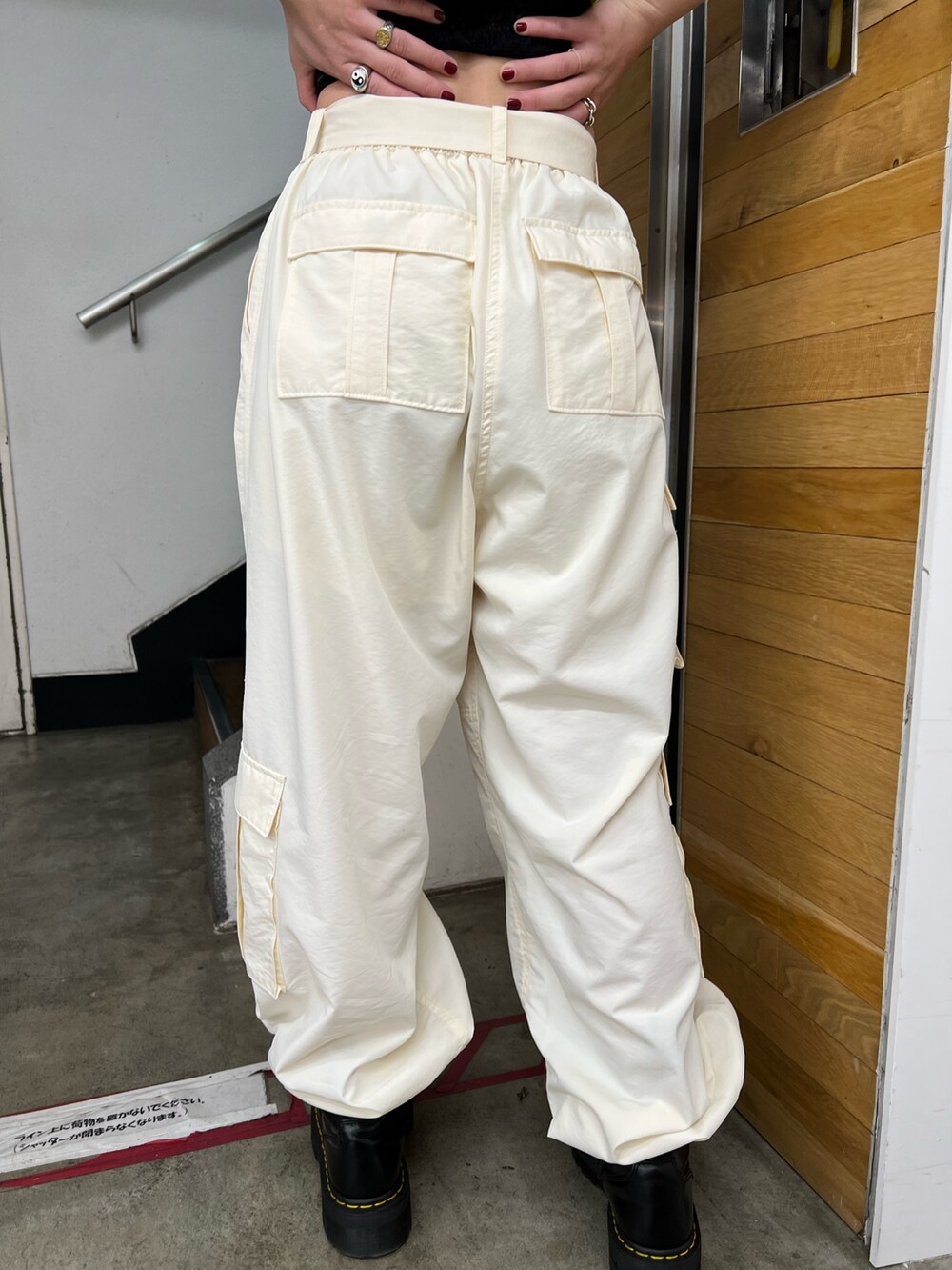 グリーン系のTシャツ/カットソー、ホワイト系のその他パンツ、ブラック系のその他シューズを着用したレディースの冬コーディネートの9枚目の写真