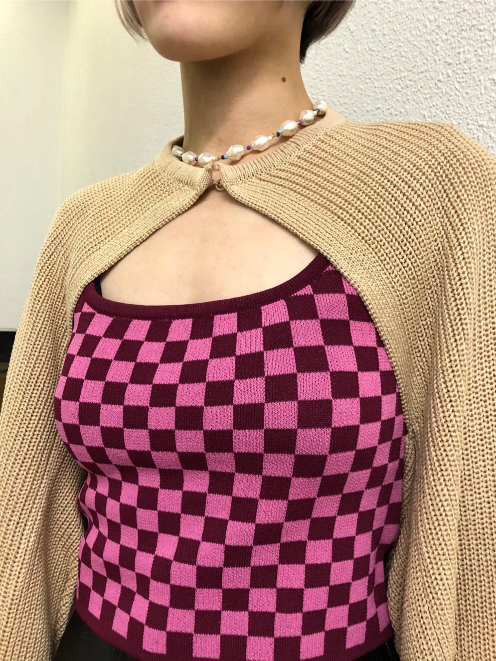 ベージュ系のトレンチコート、ブラック系のその他パンツ、ブラック系のブーツを着用したレディースの春コーディネートの7枚目の写真