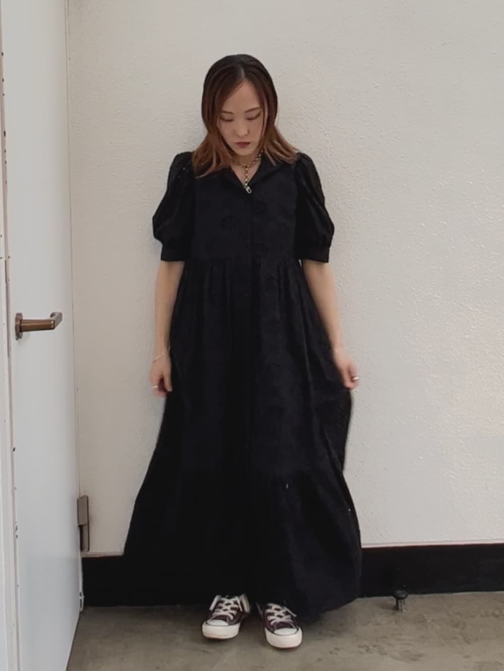 ブラック系のワンピース、パープル系のスニーカーを着用したレディースの夏コーディネートの4枚目の写真