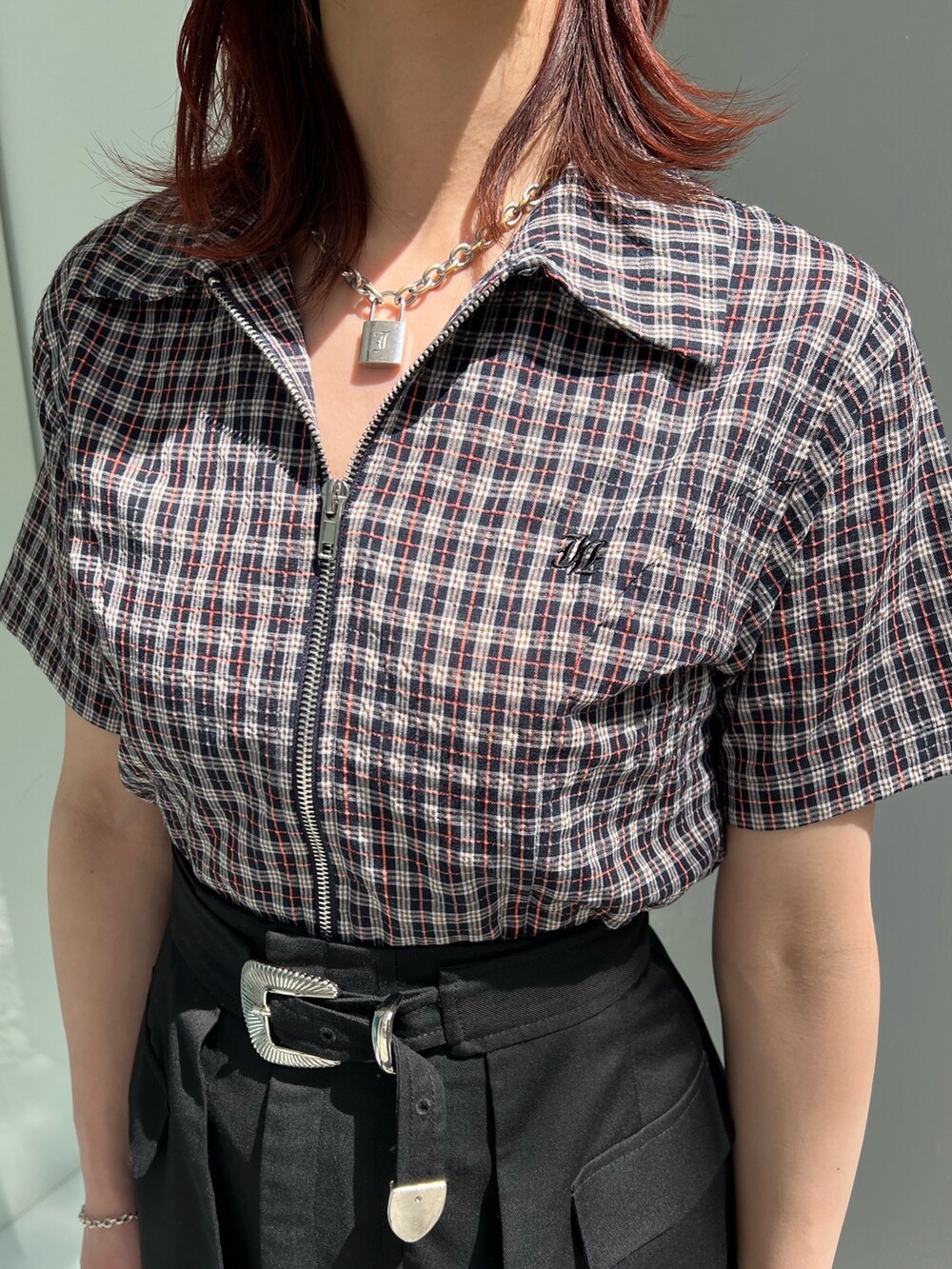 ブラック系のシャツ/ブラウス、ブラック系のボストンバッグ、ブラック系のスカートを着用したレディースの春コーディネートの6枚目の写真