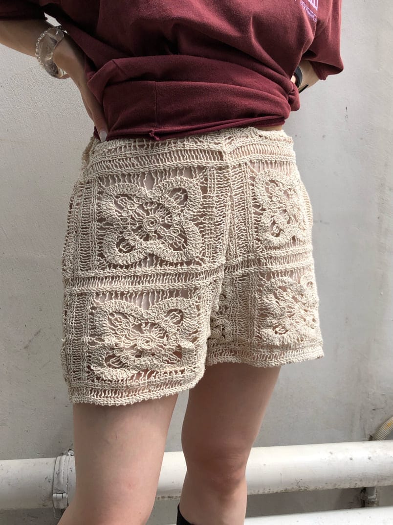 ホワイト系のその他パンツ、レッド系のTシャツ/カットソー、シルバー系のチョーカーを着用したレディースの夏コーディネートの6枚目の写真