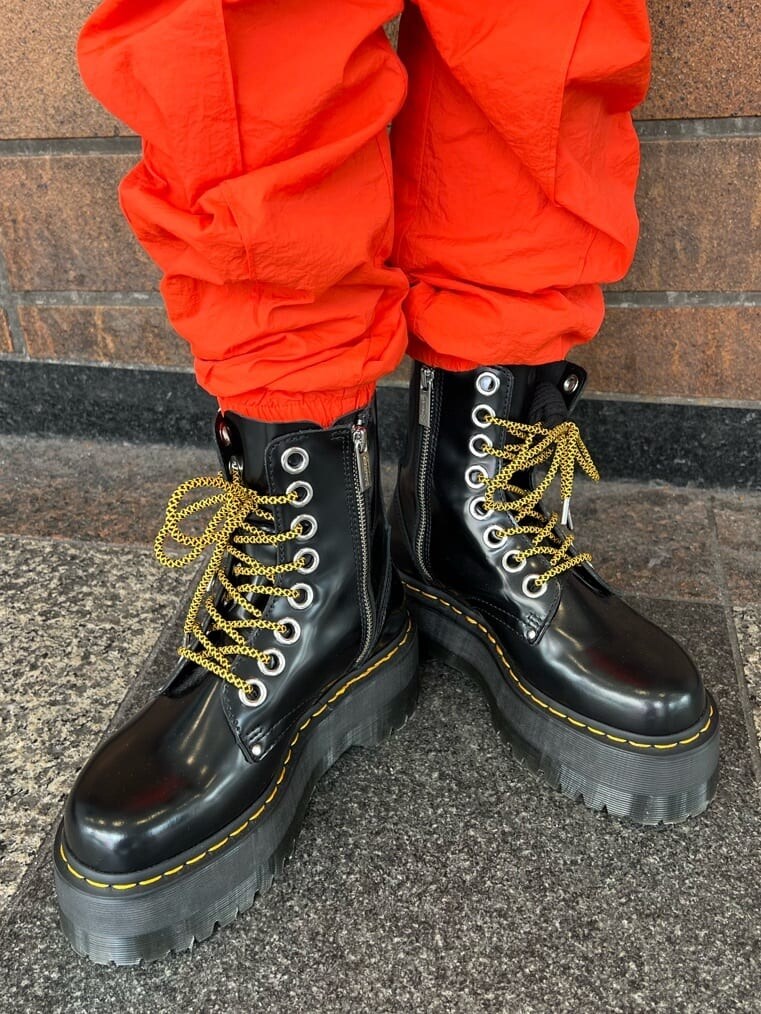 ホワイト系のシャツ/ブラウス、ブラック系のその他シューズ、ブラック系のボストンバッグを着用したレディースの夏コーディネートの10枚目の写真