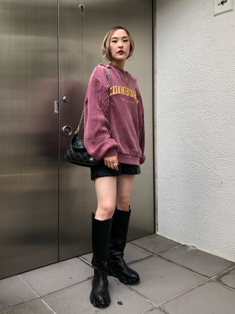 パープル系のムートンコート、ブラック系のその他パンツ、ブラック系のブーツを着用したレディースの秋コーディネートの6枚目の写真