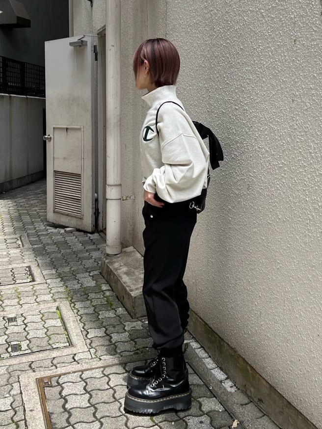 ブラック系のその他シューズ、ブラック系のバックパック/リュック、グレー系のスウェットを着用したレディースの夏コーディネートの5枚目の写真