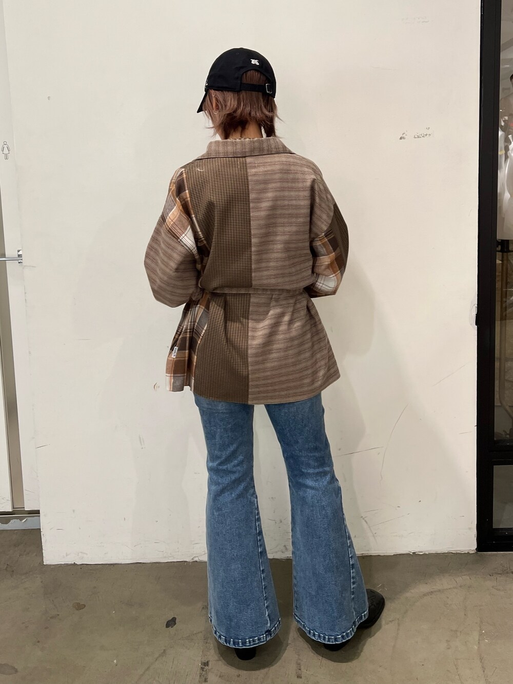 ベージュ系のシャツ/ブラウス、ホワイト系のモッズコート、ブルー系のデニムパンツを着用したレディースの秋コーディネートの10枚目の写真
