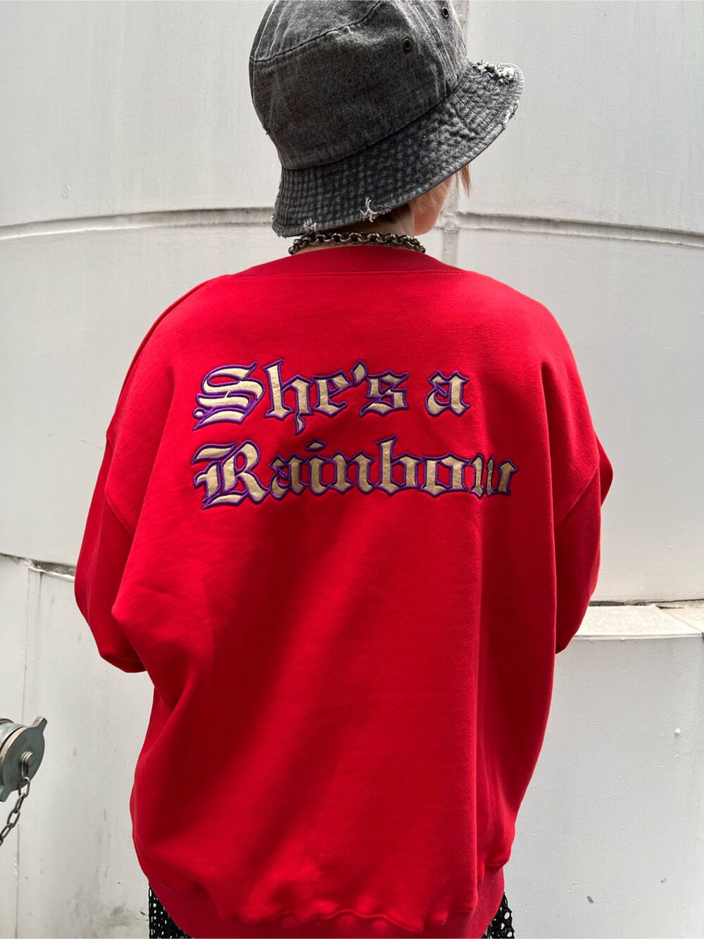 ブルー系のデニムパンツ、ブラック系のその他シューズ、ブラック系のワンピースを着用したレディースの夏コーディネートの7枚目の写真