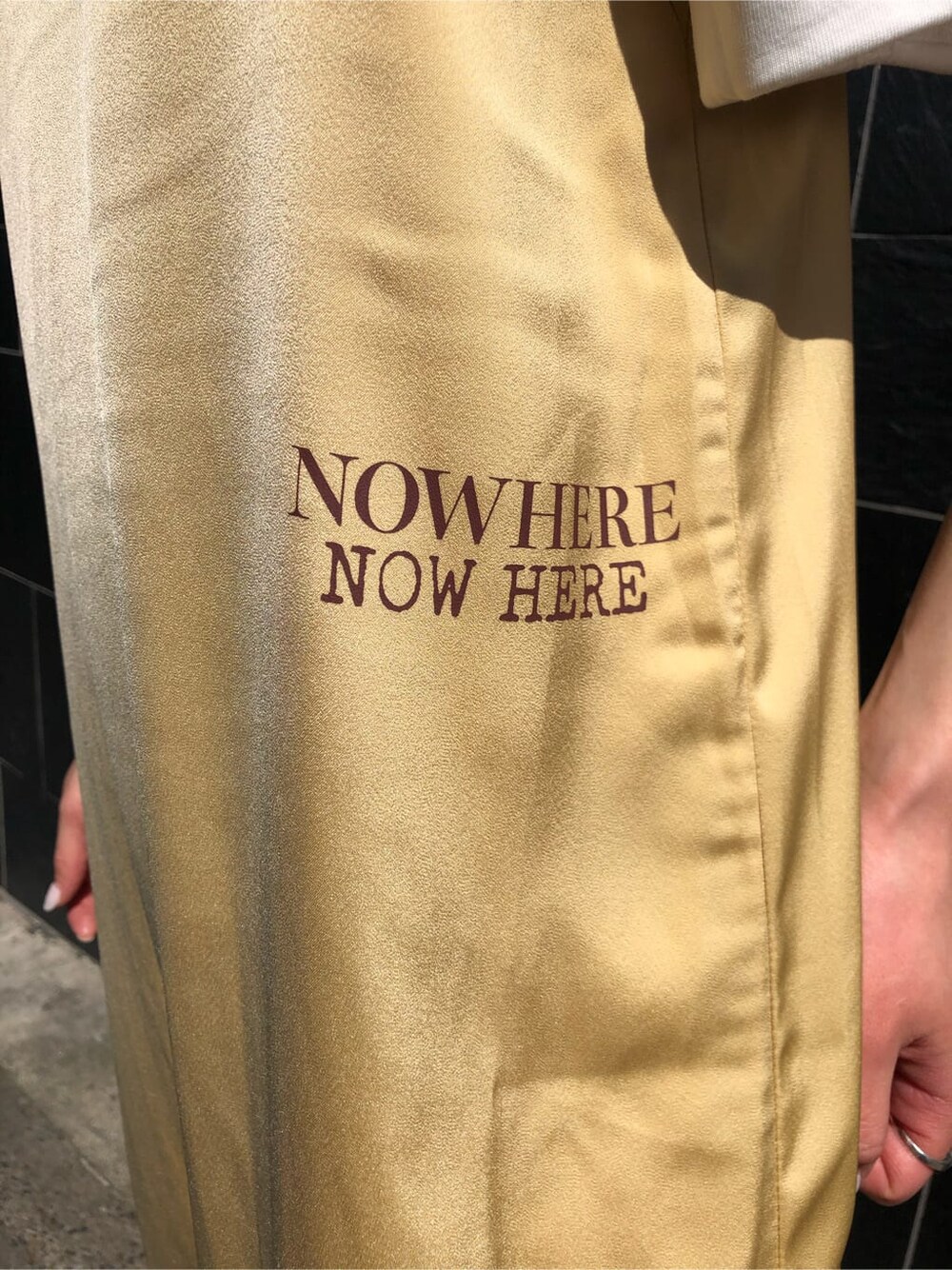 ブラック系のブーツ、グリーン系のワンピース、ホワイト系のTシャツ/カットソーを着用したレディースの夏コーディネートの8枚目の写真