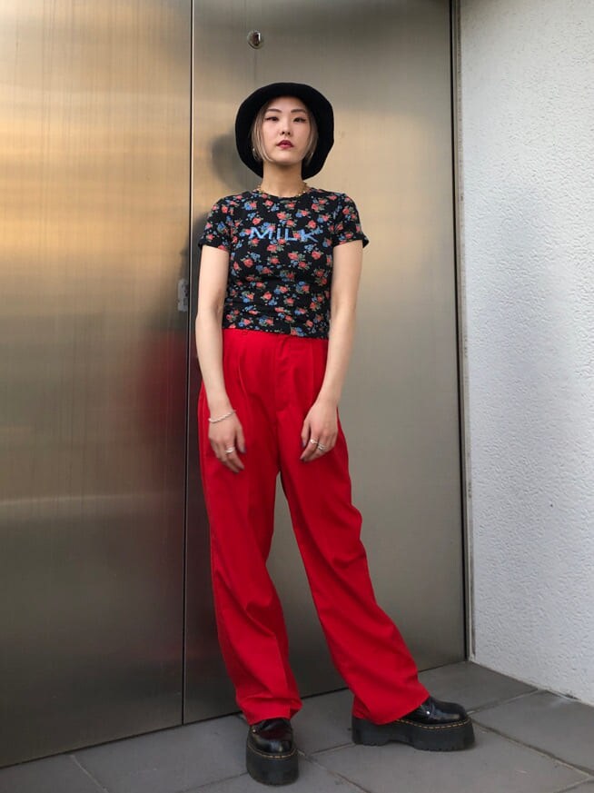 レッド系のスラックス、その他のTシャツ/カットソー、ゴールド系のチョーカーを着用したレディースの春コーディネートの2枚目の写真