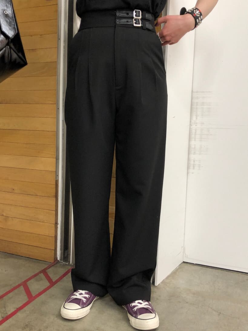 ブラック系のTシャツ/カットソー、ブラック系のハンドバッグ、ブラック系のその他パンツを着用したレディースの夏コーディネートの9枚目の写真