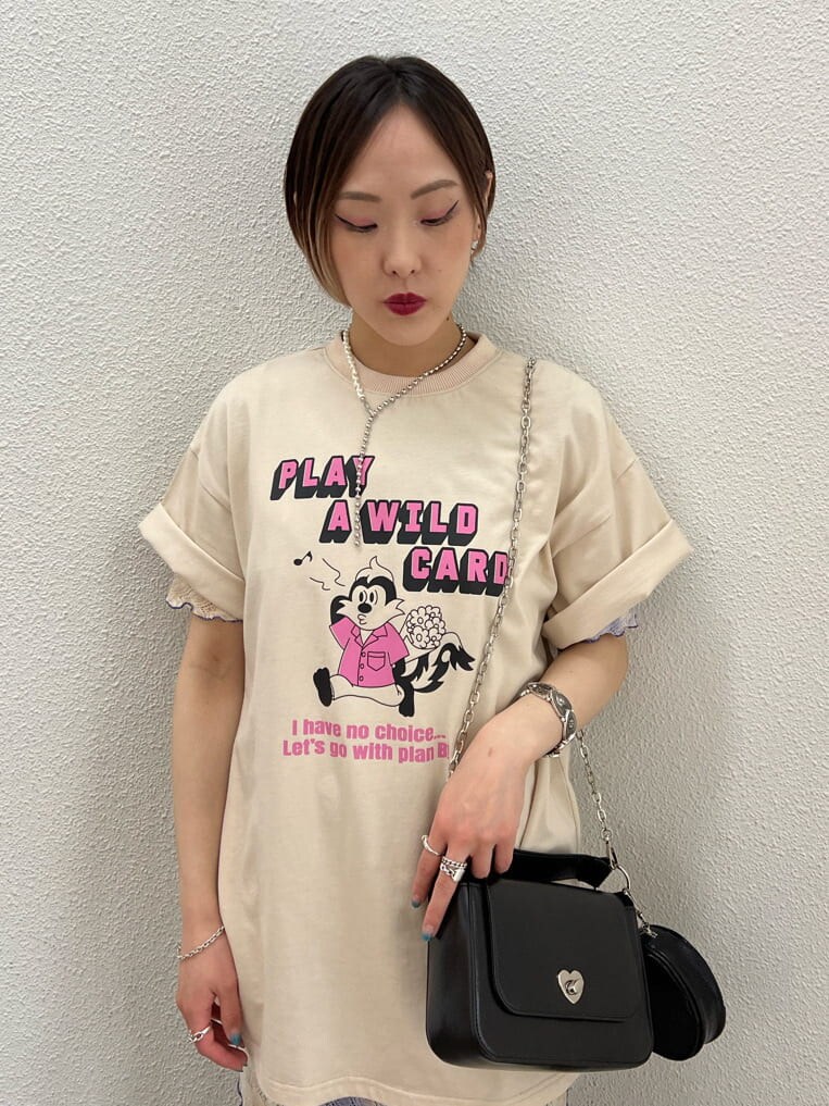 ブラック系のハンドバッグ、パープル系のワンピース、ブラック系のその他シューズを着用したレディースの夏コーディネートの5枚目の写真