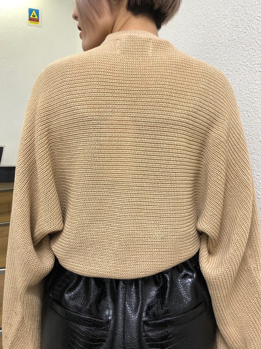 ベージュ系のトレンチコート、ブラック系のその他パンツ、ブラック系のブーツを着用したレディースの春コーディネートの8枚目の写真