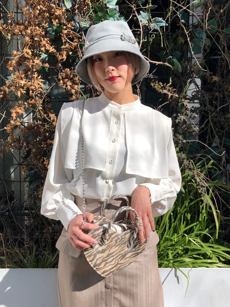 ホワイト系のシャツ/ブラウス、ベージュ系のスカート、その他のショルダーバッグを着用したレディースの春コーディネートの6枚目の写真