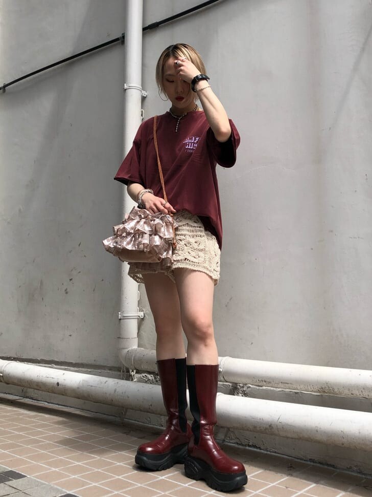 ホワイト系のその他パンツ、レッド系のTシャツ/カットソー、シルバー系のチョーカーを着用したレディースの夏コーディネートの3枚目の写真