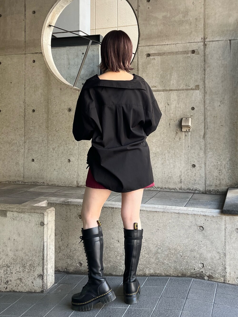 ブラック系のシャツ/ブラウス、レッド系のその他パンツを着用したレディースの冬コーディネートの4枚目の写真