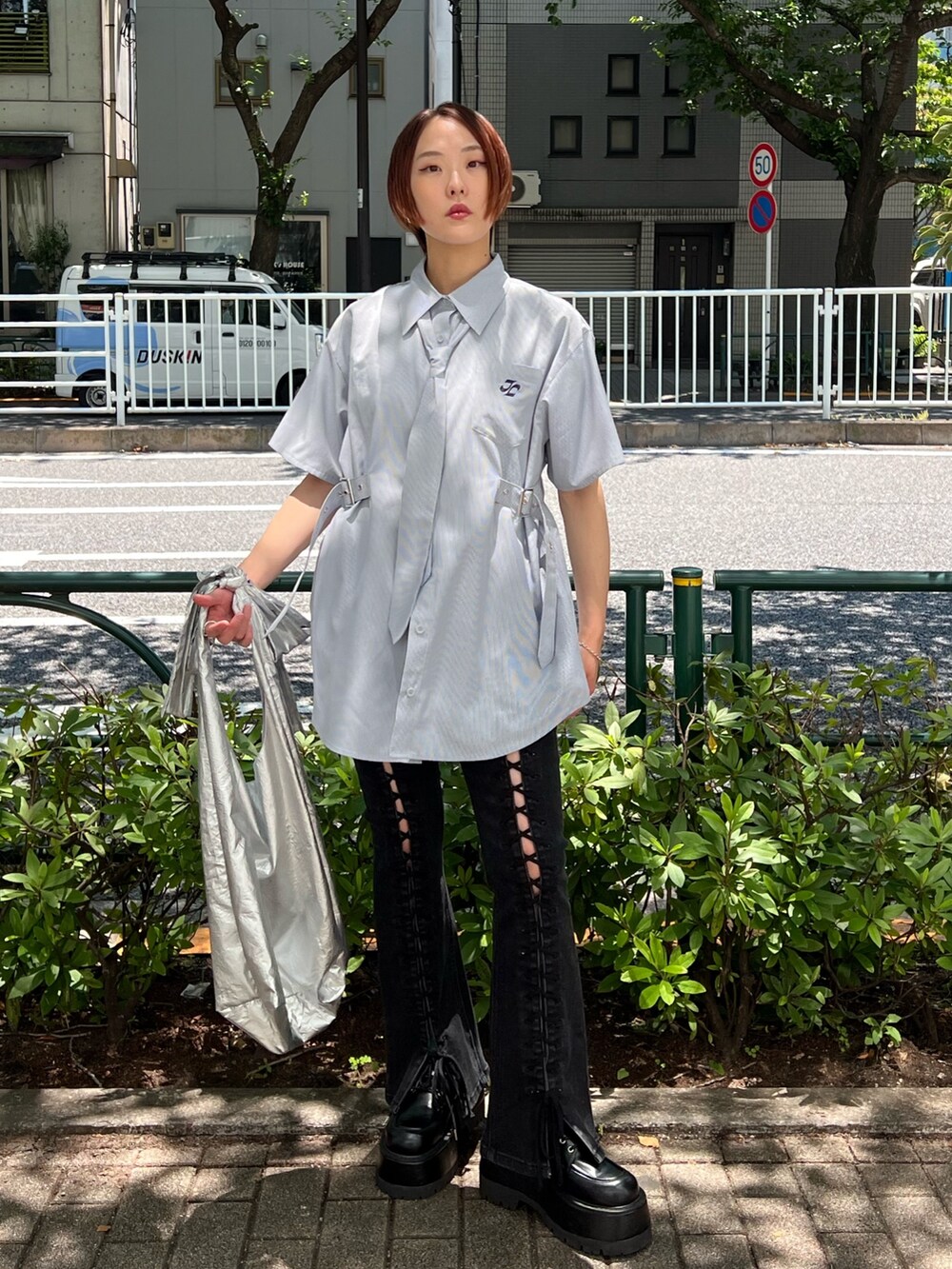 ブルー系のシャツ/ブラウス、ブラック系のデニムパンツ、ブラック系のドレスシューズを着用したレディースの夏コーディネートの2枚目の写真