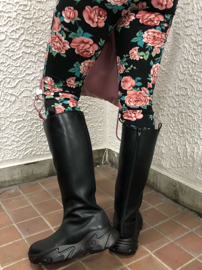 ピンク系のトートバッグ、その他のその他パンツ、ブラック系のシャツ/ブラウスを着用したレディースの夏コーディネートの9枚目の写真