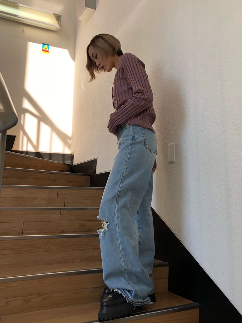 ブルー系のデニムパンツ、パープル系のニット/セーターを着用したレディースの冬コーディネートの2枚目の写真