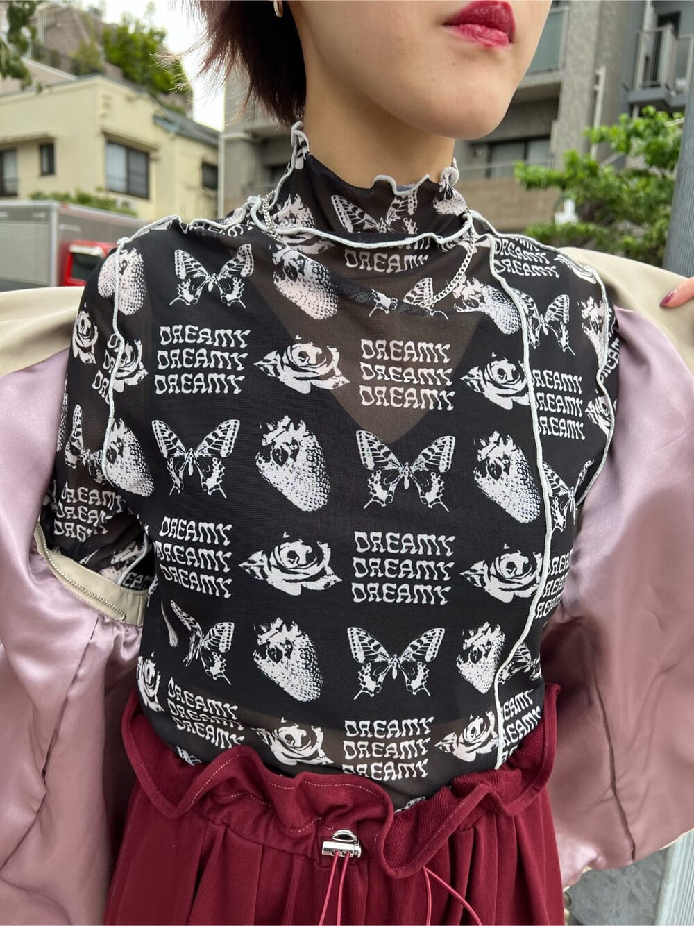 ブラック系のキャミソール、ホワイト系のスニーカー、ホワイト系のライダースジャケットを着用したレディースの秋コーディネートの8枚目の写真