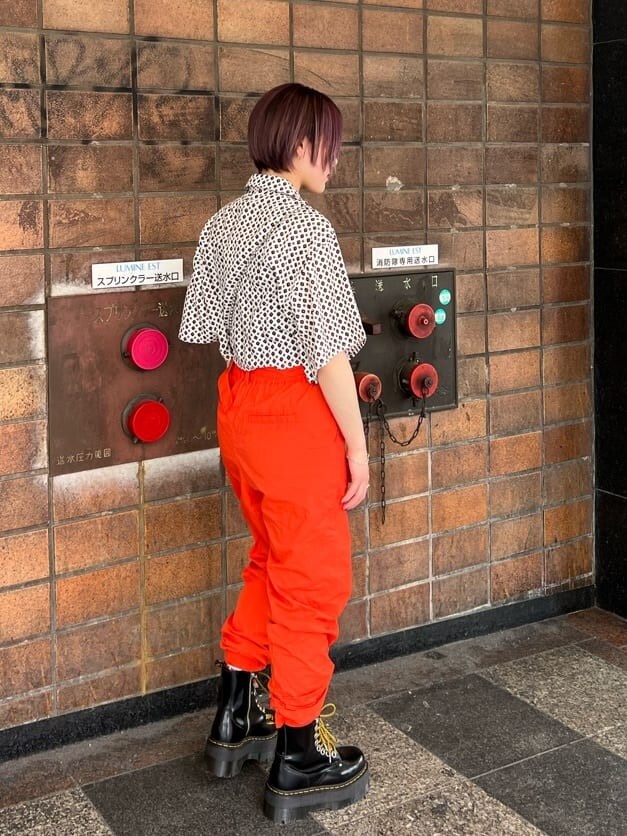 ホワイト系のシャツ/ブラウス、ブラック系のその他シューズ、ブラック系のボストンバッグを着用したレディースの夏コーディネートの3枚目の写真