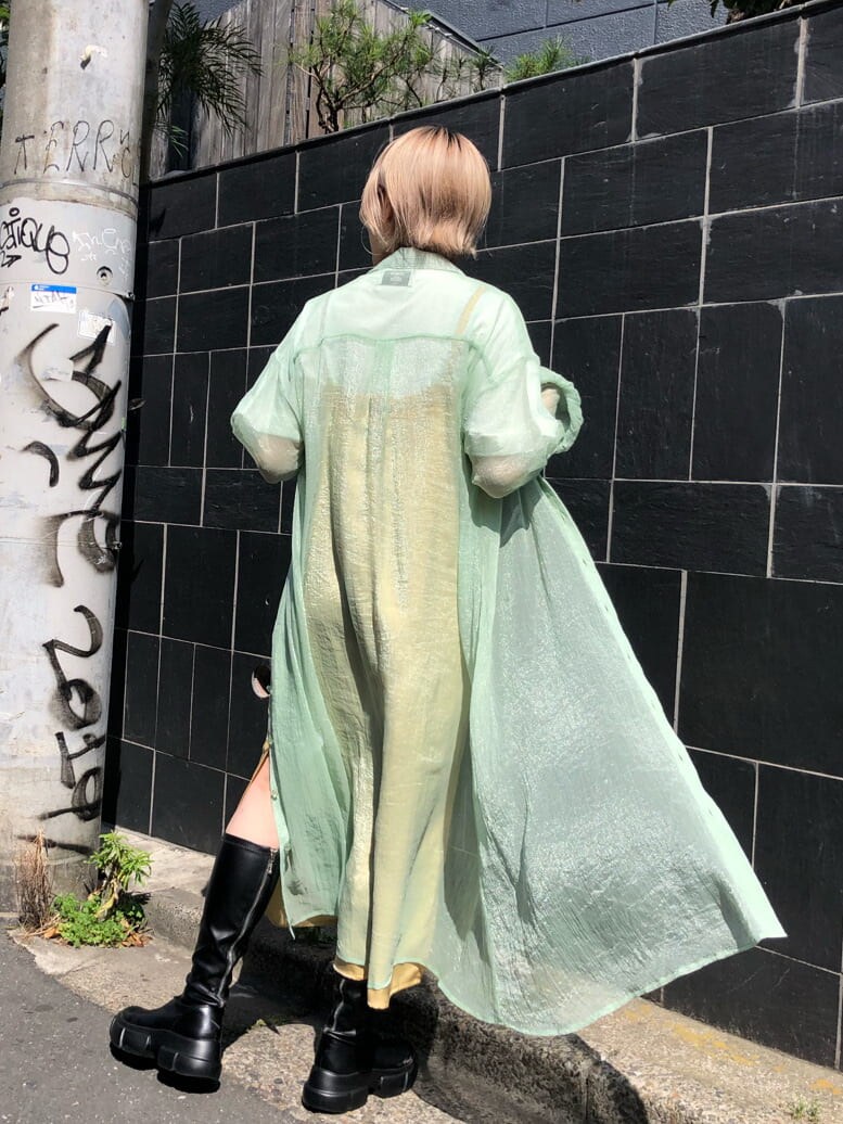 ブラック系のブーツ、グリーン系のワンピース、ホワイト系のTシャツ/カットソーを着用したレディースの夏コーディネートの2枚目の写真