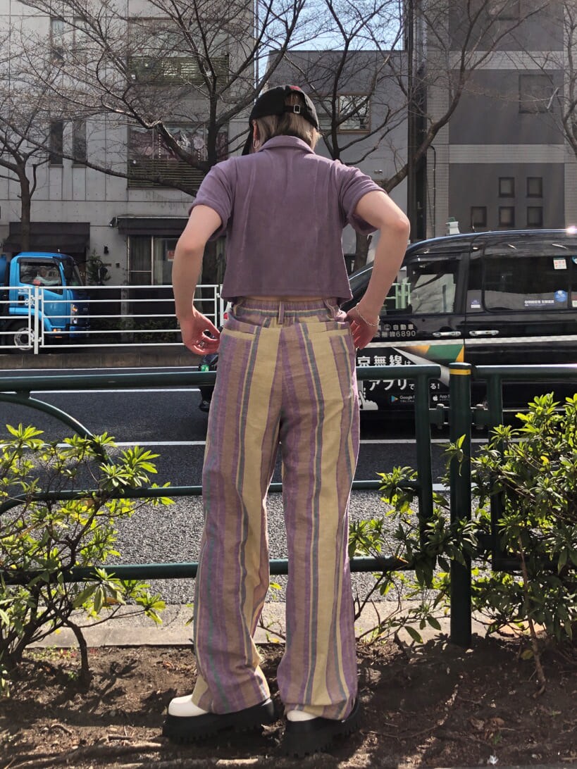 ホワイト系のその他シューズ、イエロー系のスラックス、パープル系のシャツ/ブラウスを着用したレディースの夏コーディネートの10枚目の写真