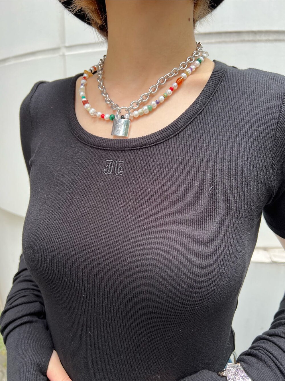 ブラック系のブーツ、ブルー系のデニムパンツ、ブラック系のTシャツ/カットソーを着用したレディースの夏コーディネートの10枚目の写真