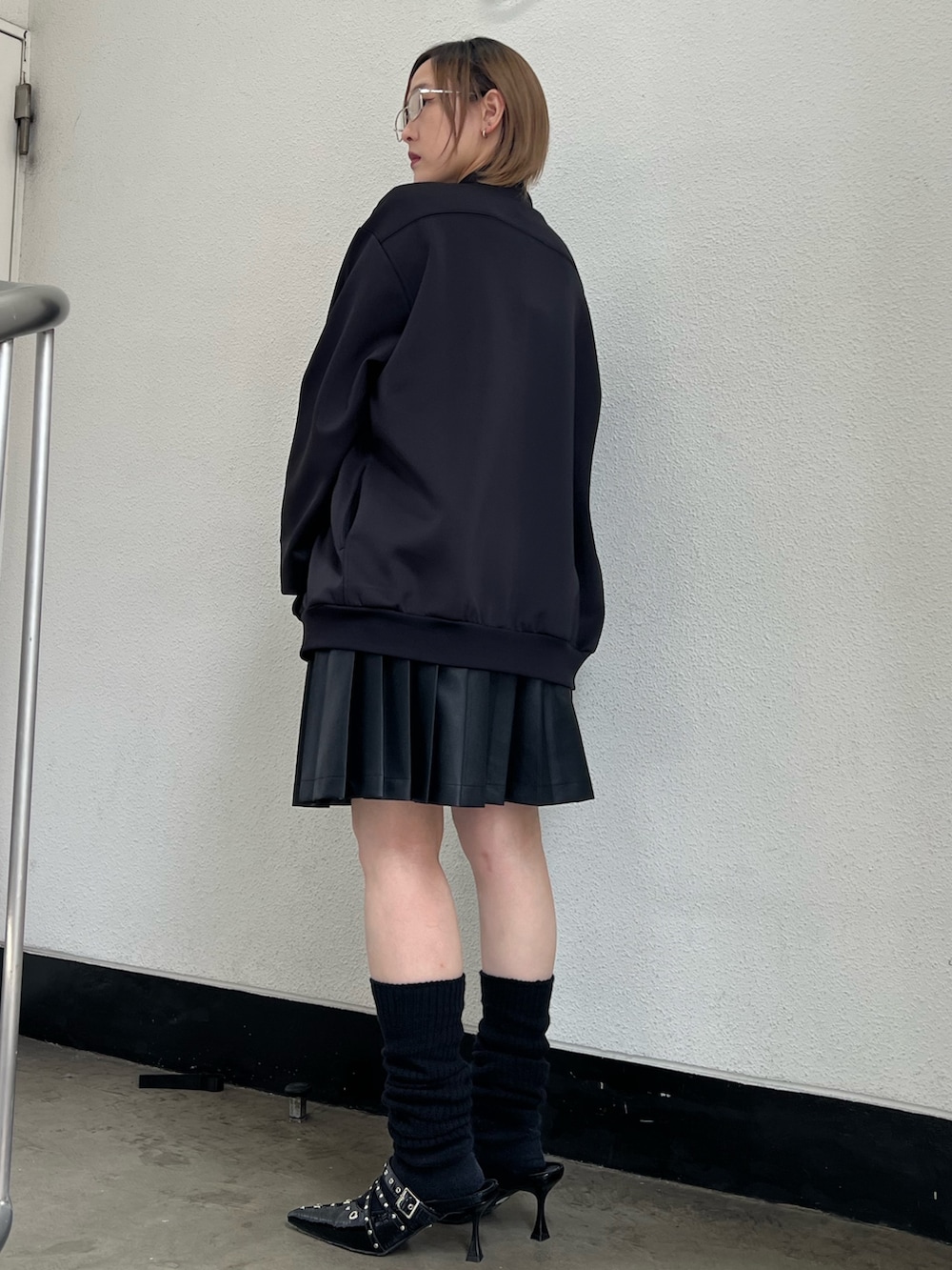 ブラック系のジャージ、ブラック系のパンプス、ブラック系のスカートを着用したレディースの春コーディネートの2枚目の写真