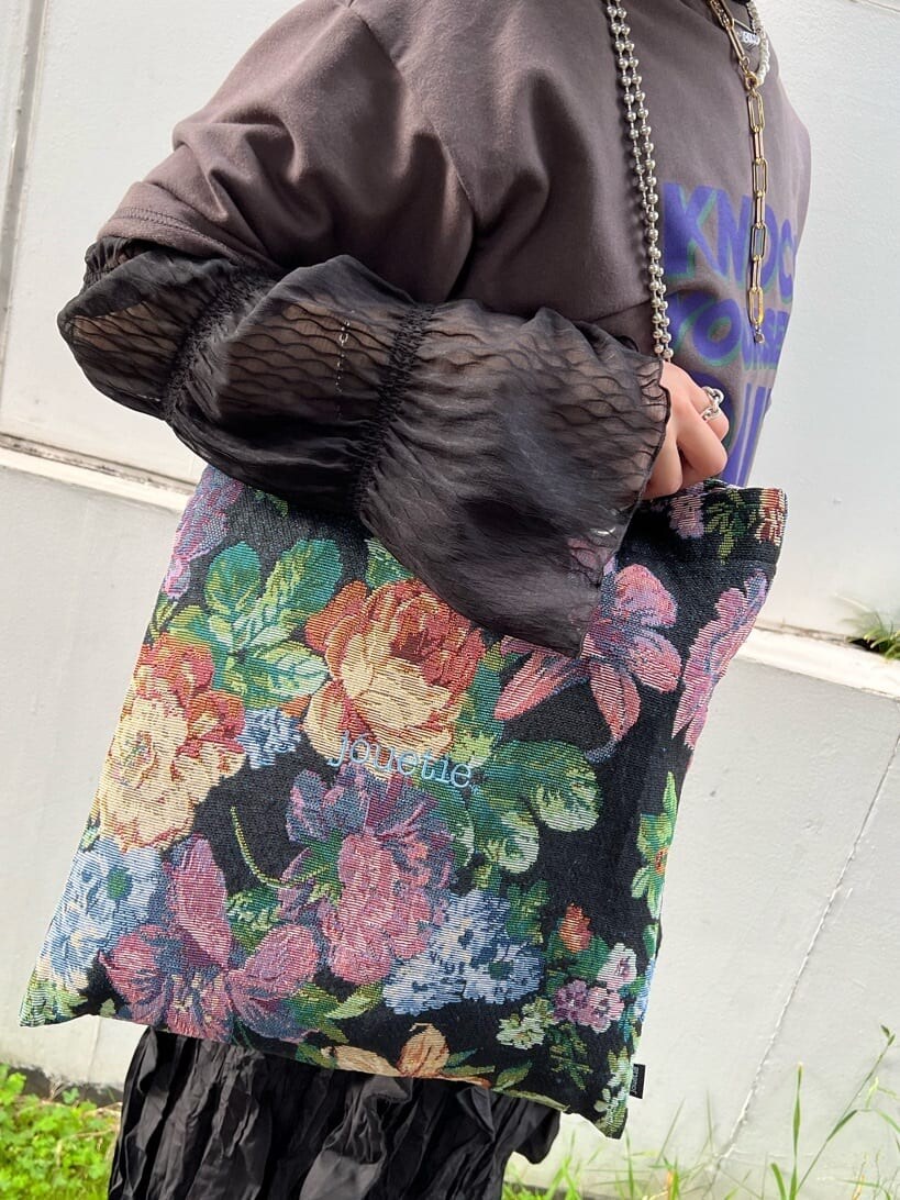 ブラック系のワンピース、ブラック系のトートバッグ、ブラック系のシャツ/ブラウスを着用したレディースの夏コーディネートの10枚目の写真