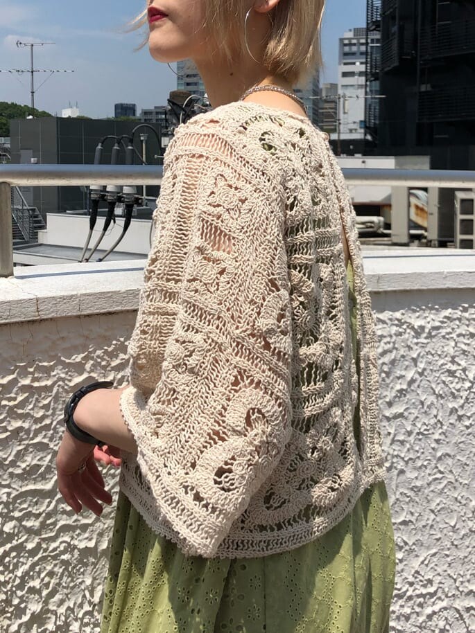 グリーン系のワンピース、ホワイト系のTシャツ/カットソー、シルバー系のネックレスを着用したレディースの夏コーディネートの6枚目の写真