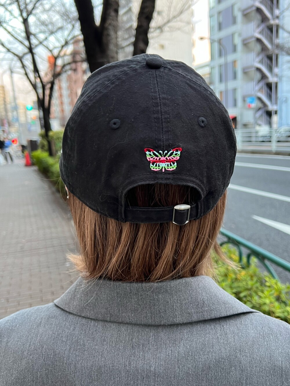 ブルー系のスカート、ホワイト系のTシャツ/カットソー、グレー系のベストを着用したレディースの春コーディネートの10枚目の写真