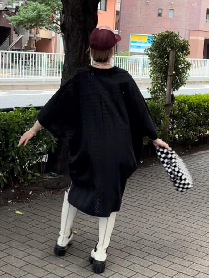 グリーン系のキャミソール、ホワイト系のブーツ、ブラック系のシャツ/ブラウスを着用したレディースの夏コーディネートの5枚目の写真