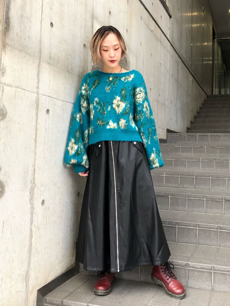 ブラック系のセットアップ、ブルー系のカーディガン/ボレロを着用したレディースの秋コーディネートの3枚目の写真