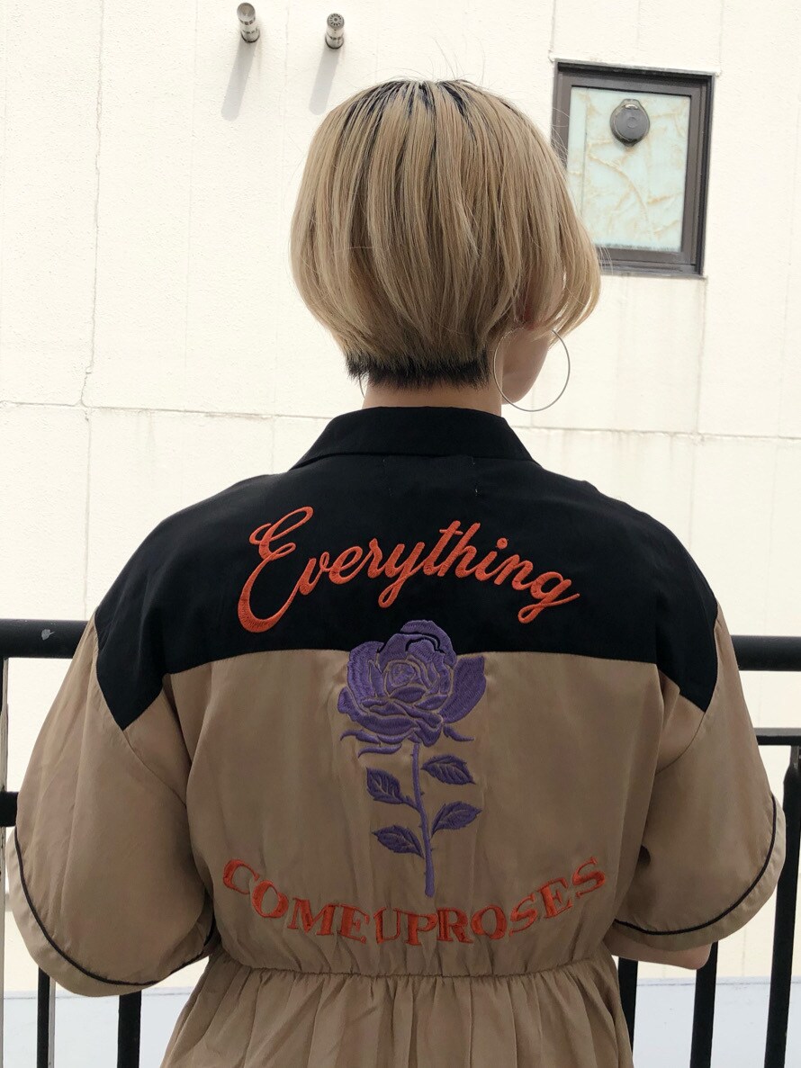 ブラック系のブーツ、パープル系のショルダーバッグ、ベージュ系のワンピースを着用したレディースの春コーディネートの6枚目の写真