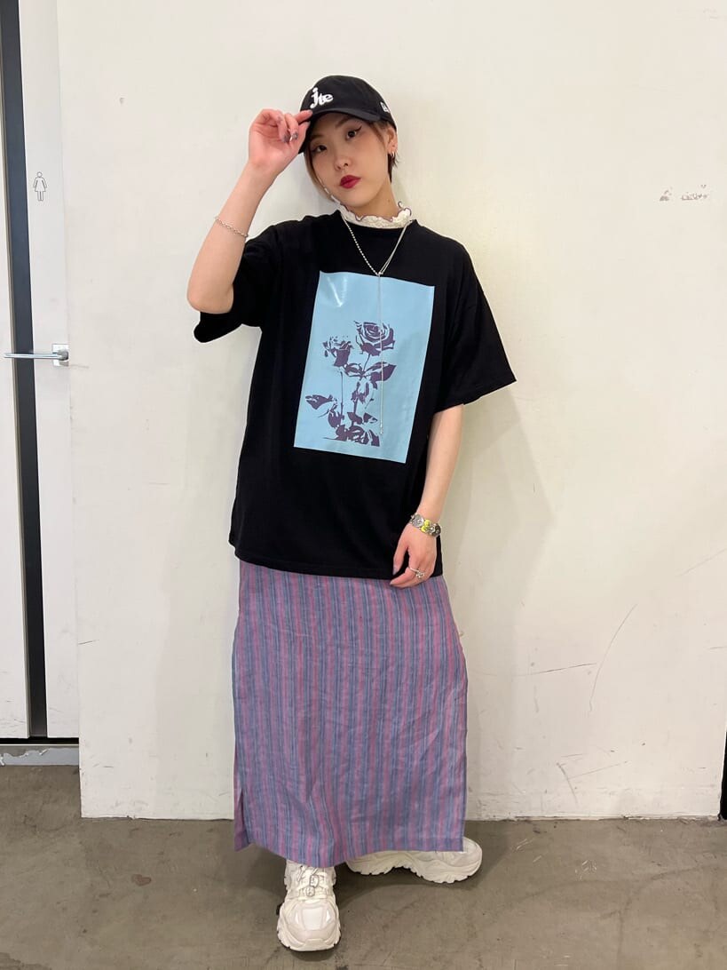 ブラック系のTシャツ/カットソー、ホワイト系のTシャツ/カットソー、その他のスカートを着用したレディースの夏コーディネートの5枚目の写真