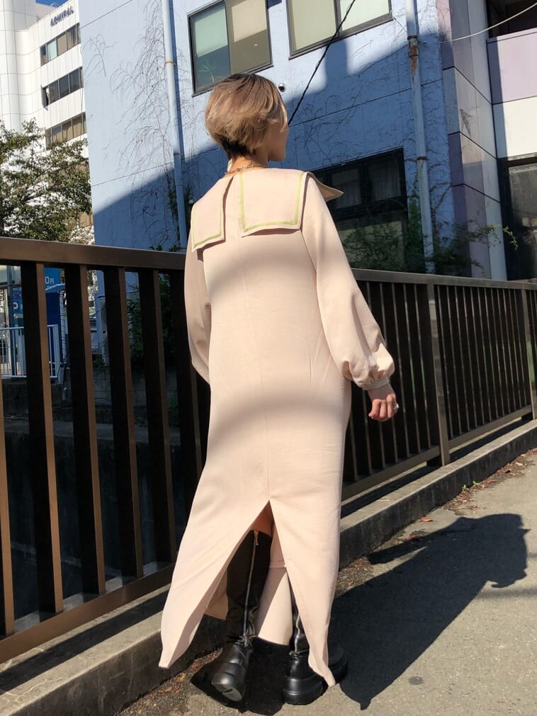 ホワイト系のワンピース、グリーン系のカーディガン/ボレロを着用したレディースの冬コーディネートの5枚目の写真