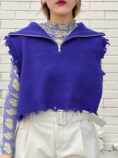 ホワイト系のスニーカー、パープル系のベスト、パープル系のその他トップスを着用したレディースの秋コーディネートの7枚目の写真