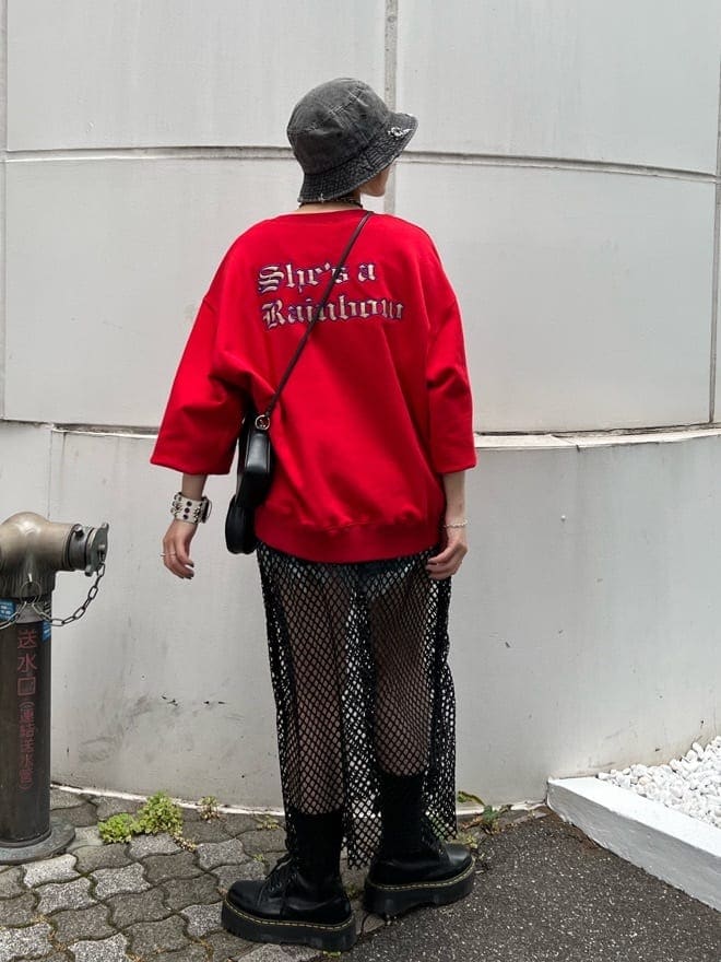 ブルー系のデニムパンツ、ブラック系のその他シューズ、ブラック系のワンピースを着用したレディースの夏コーディネートの10枚目の写真