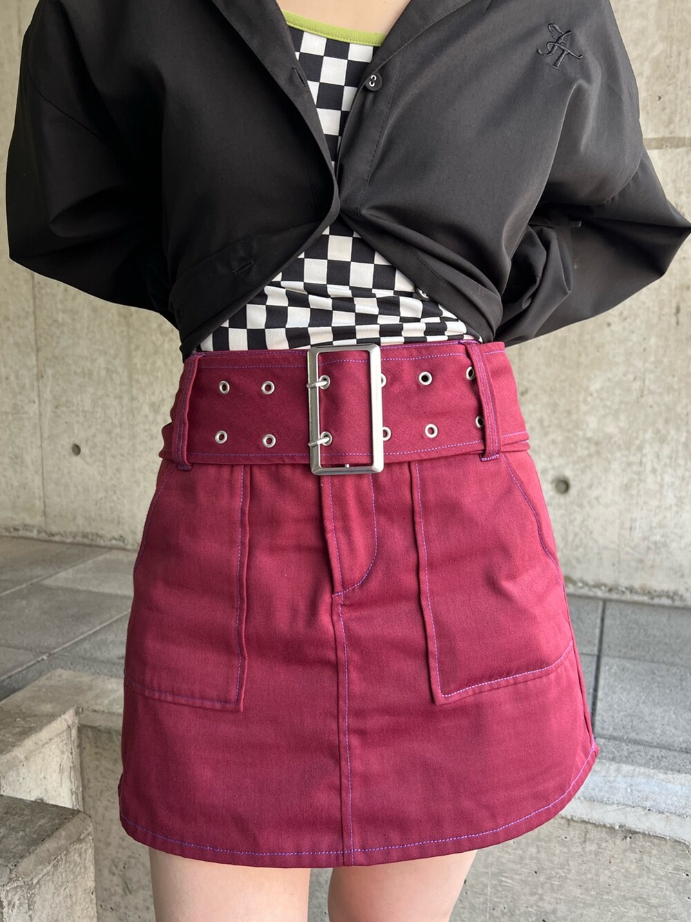 ブラック系のシャツ/ブラウス、レッド系のその他パンツを着用したレディースの冬コーディネートの9枚目の写真