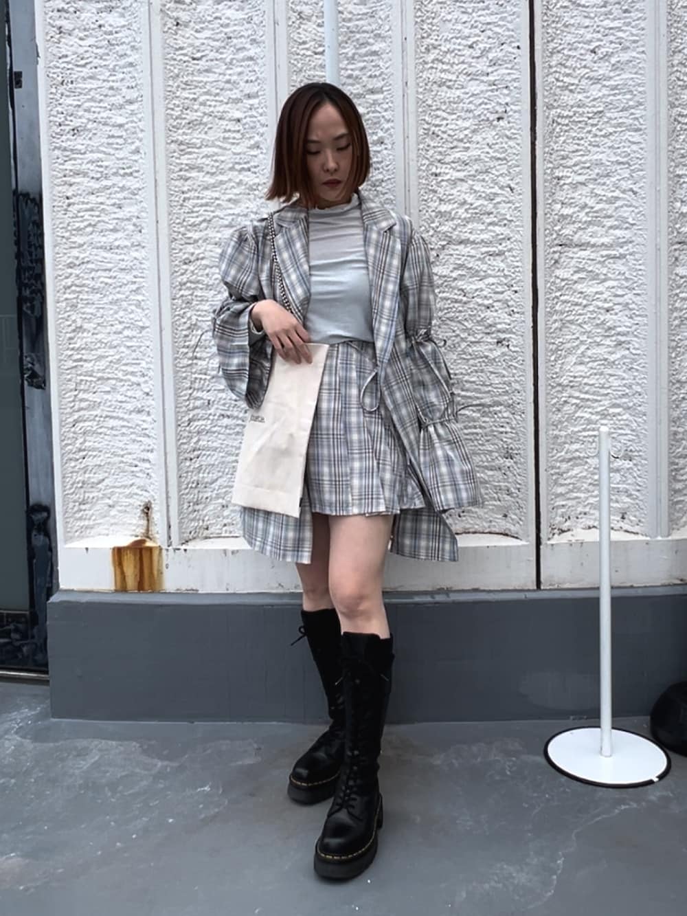 グレー系のワンピース、グレー系のスカート、シルバー系のTシャツ/カットソーを着用したレディースの春コーディネートの3枚目の写真