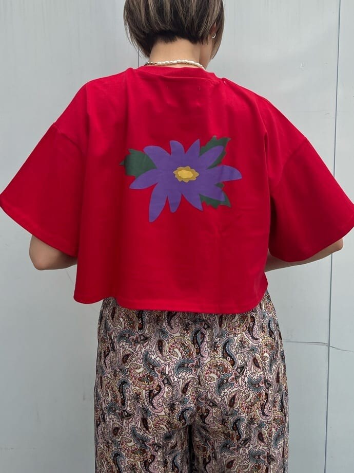 ホワイト系のトートバッグ、ブラック系のその他シューズ、レッド系のTシャツ/カットソーを着用したレディースの春コーディネートの6枚目の写真