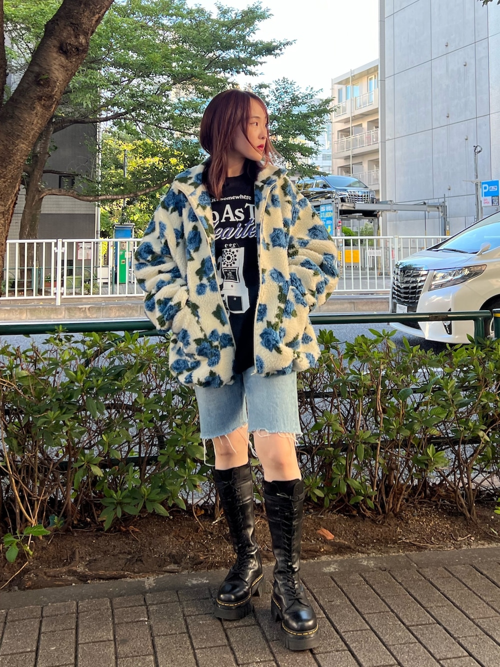 ブラック系のTシャツ/カットソー、ホワイト系のブルゾン、ブラック系のブーツを着用したレディースの夏コーディネートの3枚目の写真