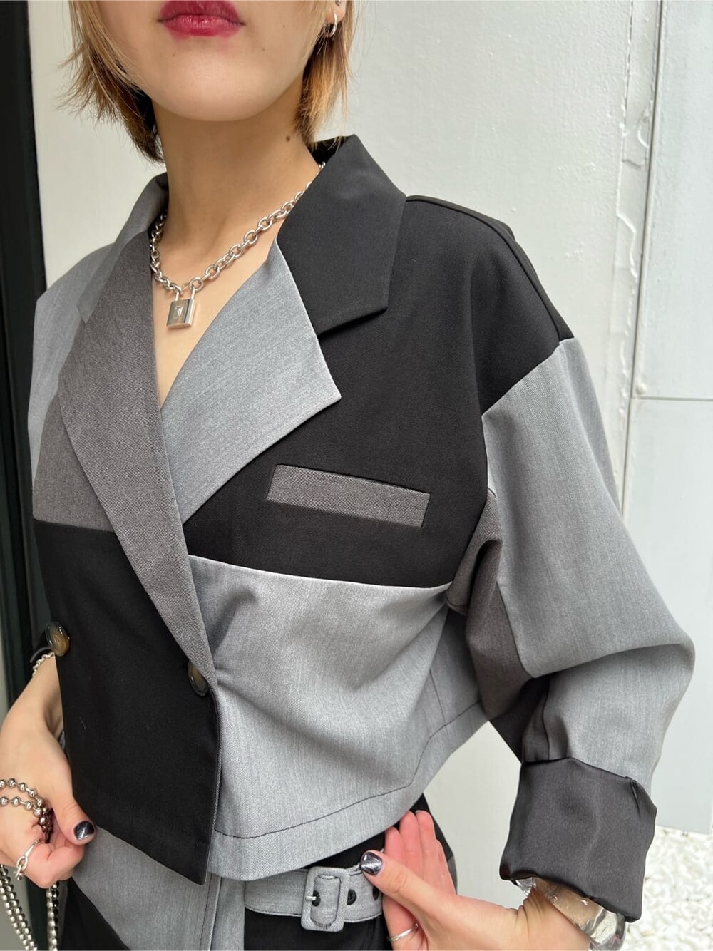 ブラック系のブーツ、ブラック系のその他アウター、ブラック系のその他パンツを着用したレディースの秋コーディネートの5枚目の写真