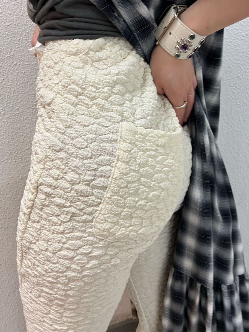 その他のワンピース、ホワイト系のバックパック/リュック、ホワイト系のその他パンツを着用したレディースの夏コーディネートの9枚目の写真