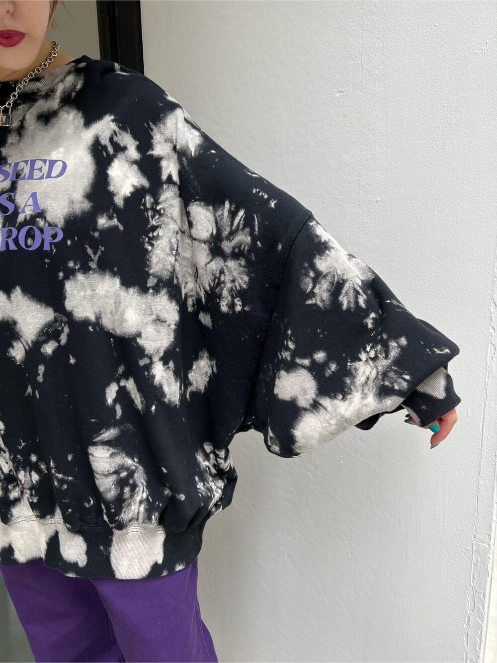 ホワイト系のスニーカー、ブラック系のスウェットを着用したレディースの秋コーディネートの10枚目の写真