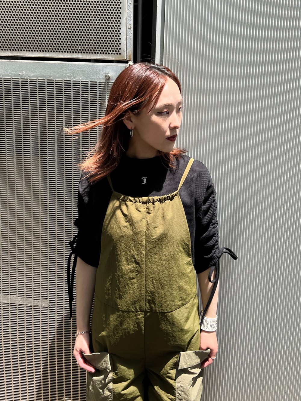 ブラック系のTシャツ/カットソー、グリーン系のサロペット/オーバーオールを着用したレディースの夏コーディネートの6枚目の写真