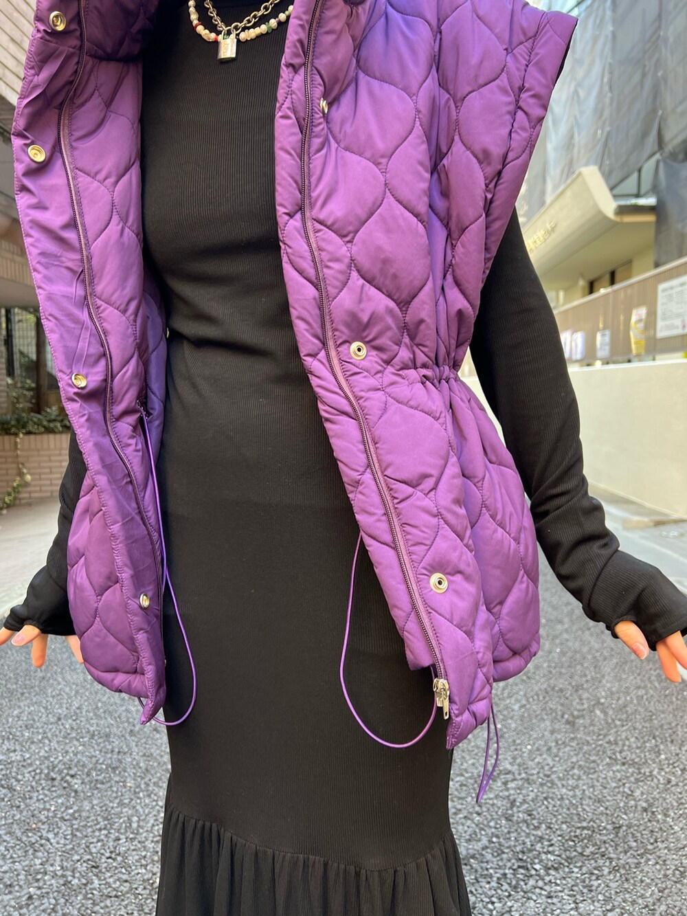 パープル系のその他アウター、ブラック系のワンピースを着用したレディースの冬コーディネートの7枚目の写真