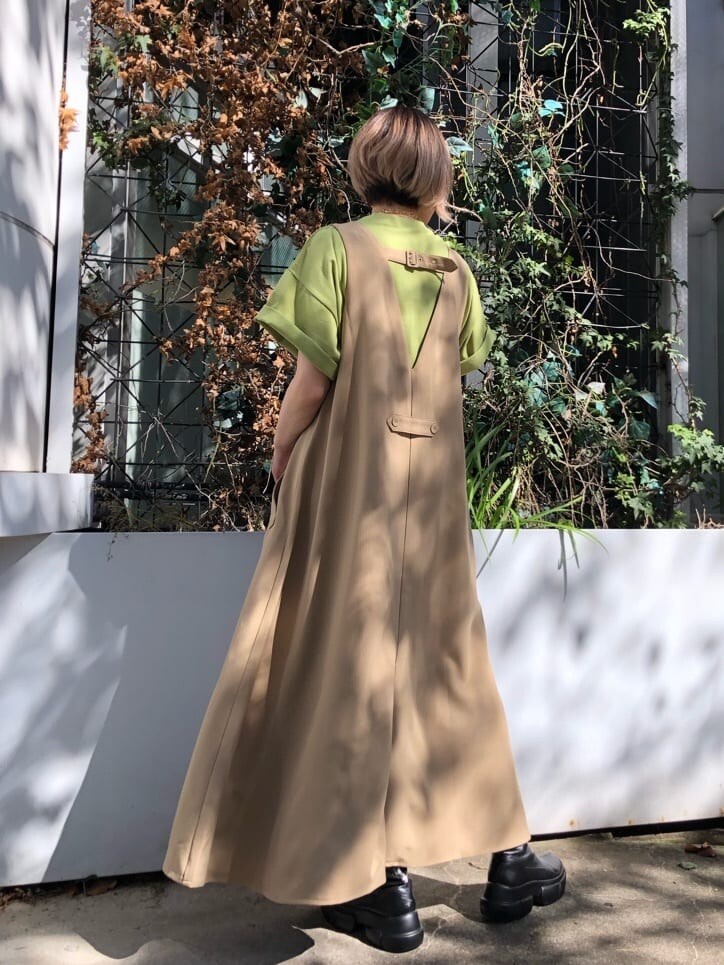 その他のその他パンツ、ベージュ系のジャンパースカート、グリーン系のTシャツ/カットソーを着用したレディースの春コーディネートの5枚目の写真