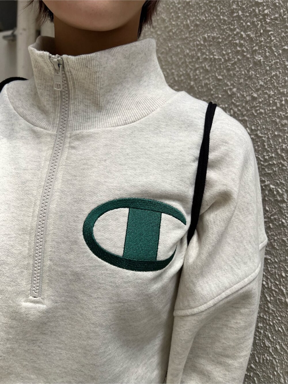 ブラック系のその他シューズ、ブラック系のバックパック/リュック、グレー系のスウェットを着用したレディースの夏コーディネートの6枚目の写真