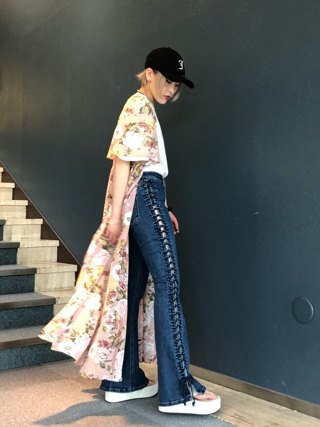 ブルー系のデニムパンツ、ピンク系のワンピース、ホワイト系のサンダルを着用したレディースの春コーディネートの3枚目の写真